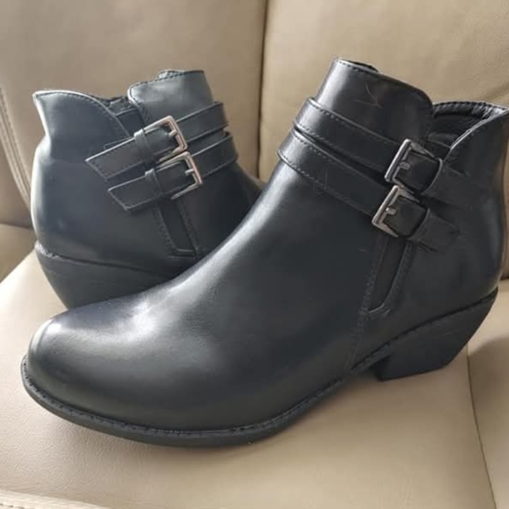 Black Ankle Boots with Buckle Detail Lolla bacchi